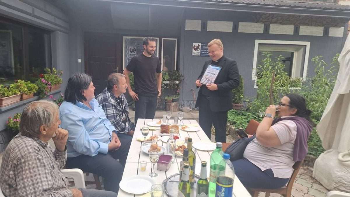mons. dariu paviši uručena povelja počasnog člana udruge peski art Đurđevac (2)