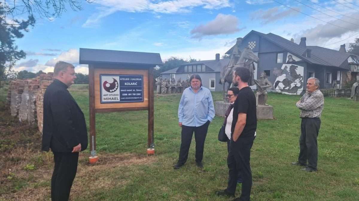 mons. dariu paviši uručena povelja počasnog člana udruge peski art Đurđevac (3)