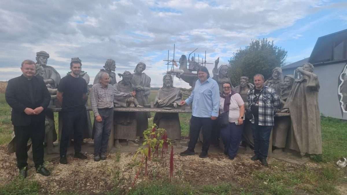 mons. dariu paviši uručena povelja počasnog člana udruge peski art Đurđevac (4)