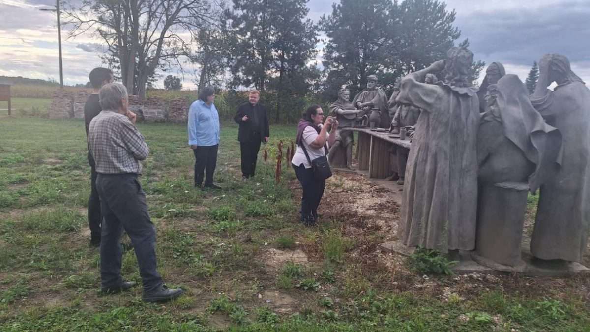 mons. dariu paviši uručena povelja počasnog člana udruge peski art Đurđevac (7)