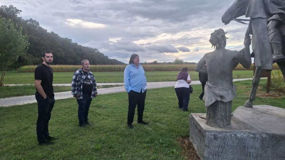 mons. dariu paviši uručena povelja počasnog člana udruge peski art Đurđevac (9)