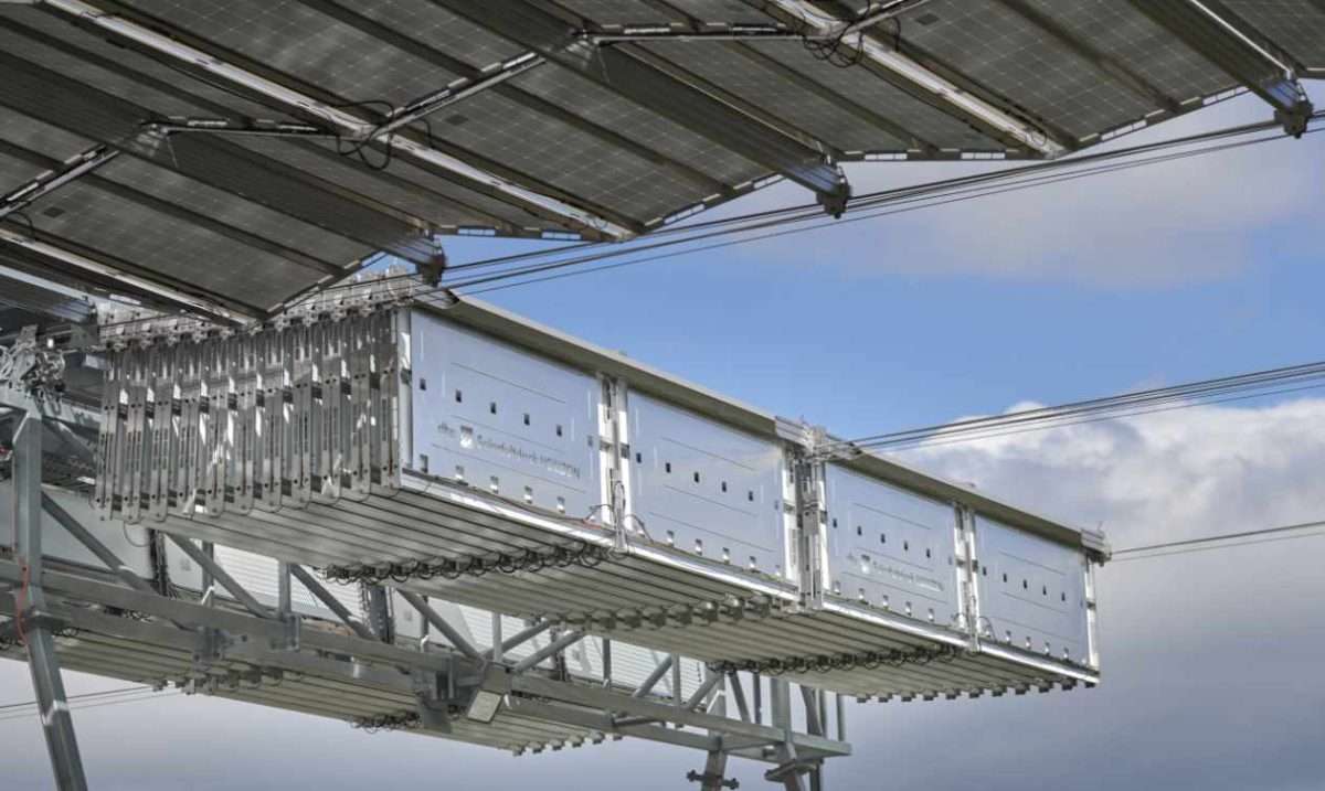 Inovativni solarni krov nad bečkim postrojenjem za pročišćavanje otpadnih voda sklopivi solarni krov © dhp technology ag