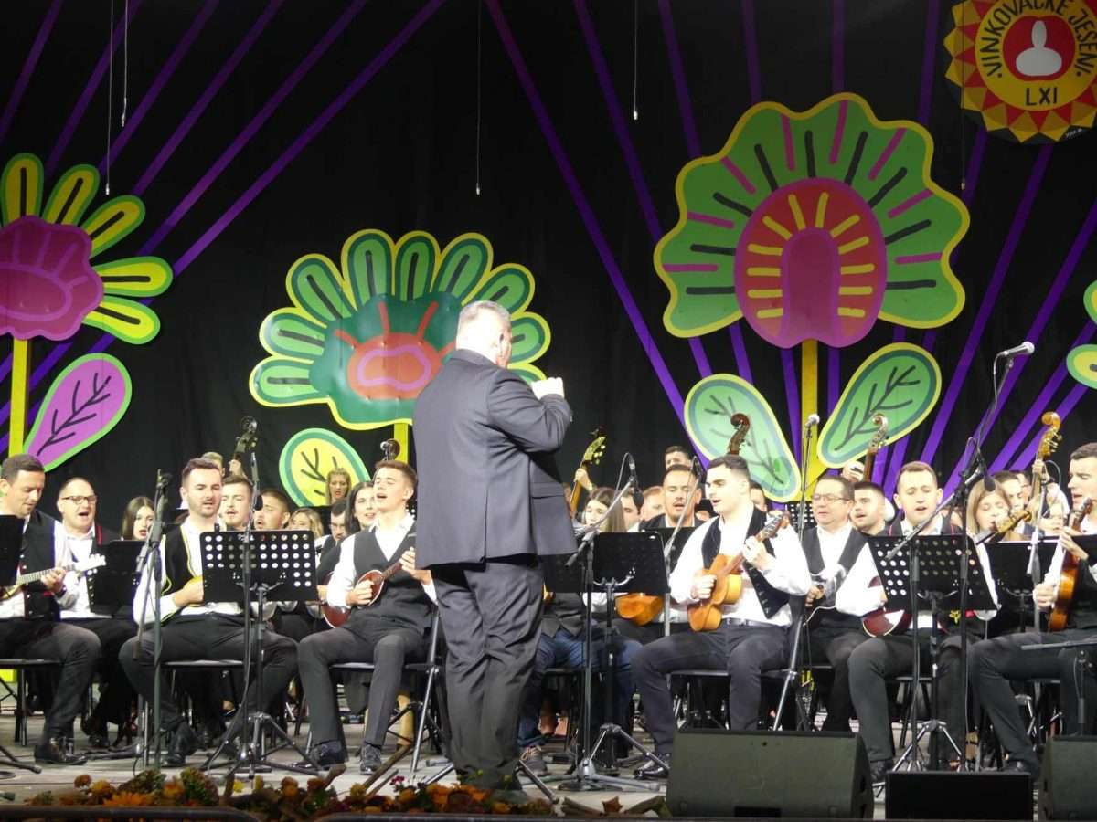 Sto tamburaša - Slavonska rapsodija koja je podigla Vinkovačke jeseni u zrak sto tamburaša slavonska rapsodija koja je podigla vinkovačke jeseni (1)