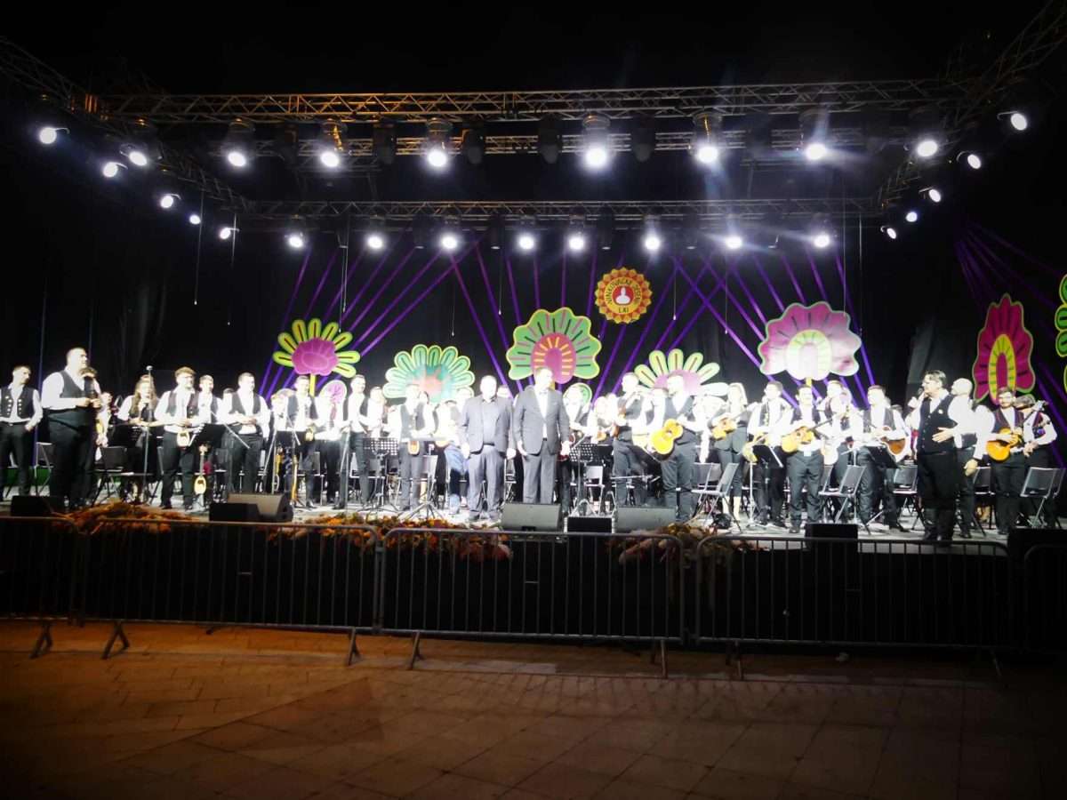 Sto tamburaša - Slavonska rapsodija koja je podigla Vinkovačke jeseni u zrak sto tamburaša slavonska rapsodija koja je podigla vinkovačke jeseni (16)