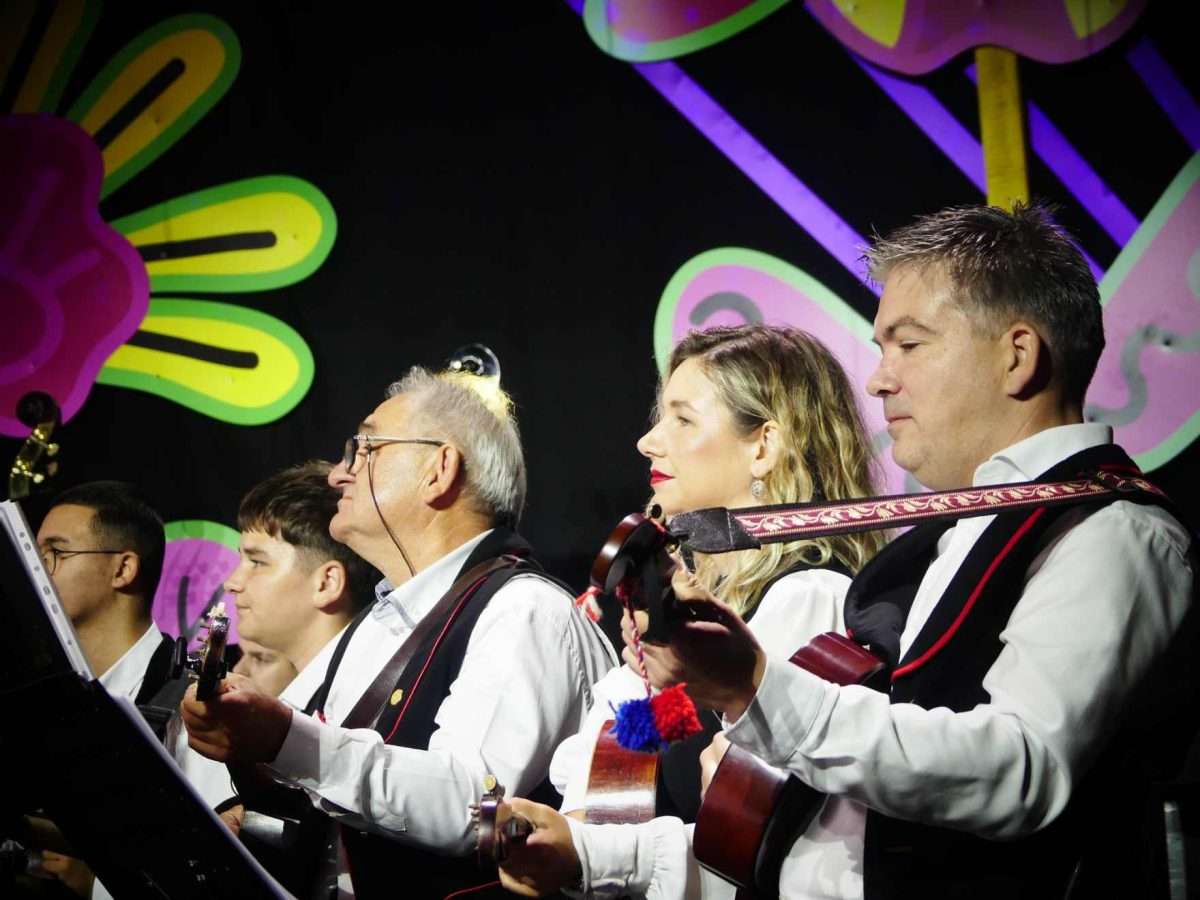 Sto tamburaša - Slavonska rapsodija koja je podigla Vinkovačke jeseni u zrak sto tamburaša slavonska rapsodija koja je podigla vinkovačke jeseni (18)