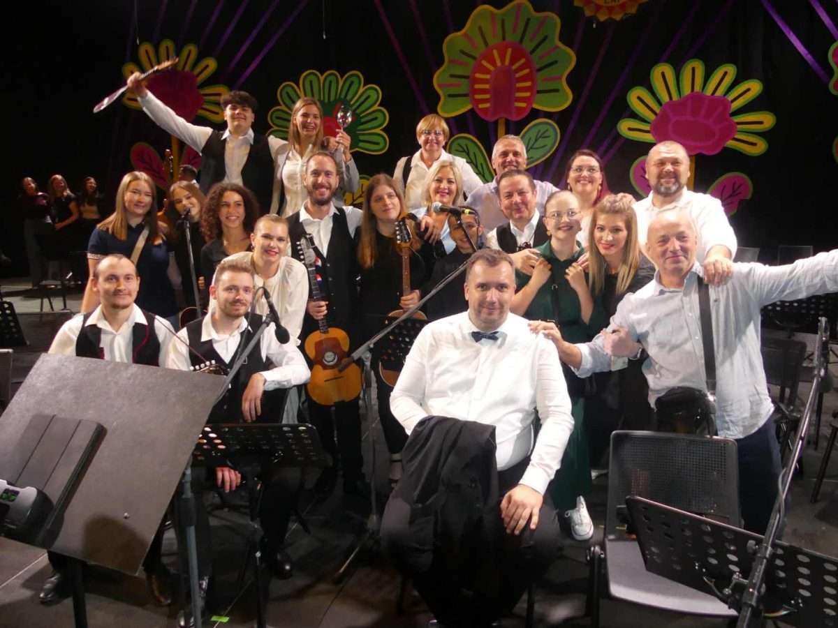Sto tamburaša - Slavonska rapsodija koja je podigla Vinkovačke jeseni u zrak sto tamburaša slavonska rapsodija koja je podigla vinkovačke jeseni (19)