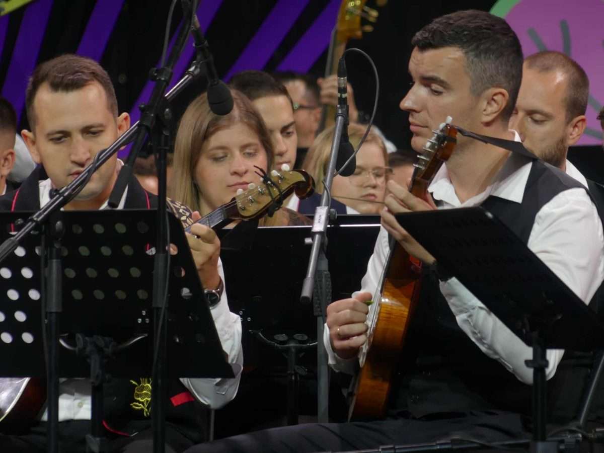 Sto tamburaša - Slavonska rapsodija koja je podigla Vinkovačke jeseni u zrak sto tamburaša slavonska rapsodija koja je podigla vinkovačke jeseni (3)