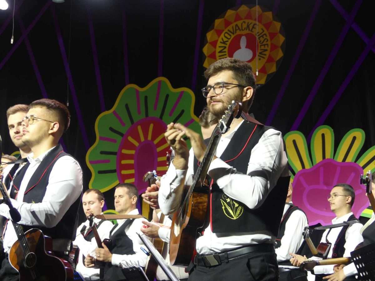 Sto tamburaša - Slavonska rapsodija koja je podigla Vinkovačke jeseni u zrak sto tamburaša slavonska rapsodija koja je podigla vinkovačke jeseni (5)