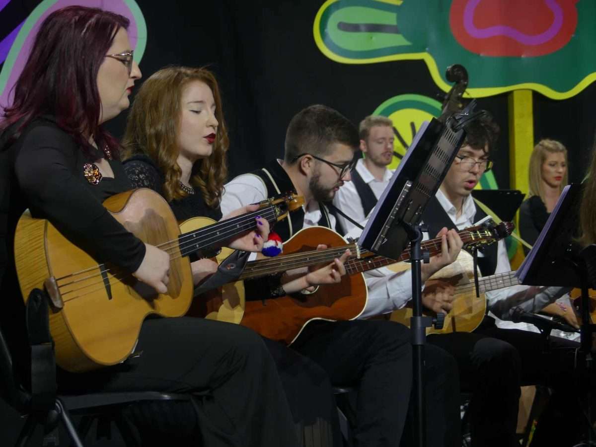 Sto tamburaša - Slavonska rapsodija koja je podigla Vinkovačke jeseni u zrak sto tamburaša slavonska rapsodija koja je podigla vinkovačke jeseni (8)