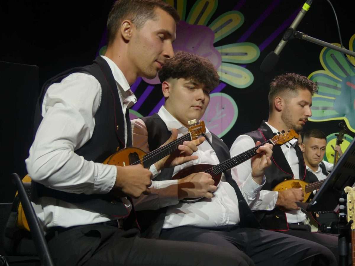 Sto tamburaša - Slavonska rapsodija koja je podigla Vinkovačke jeseni u zrak sto tamburaša slavonska rapsodija koja je podigla vinkovačke jeseni (9)