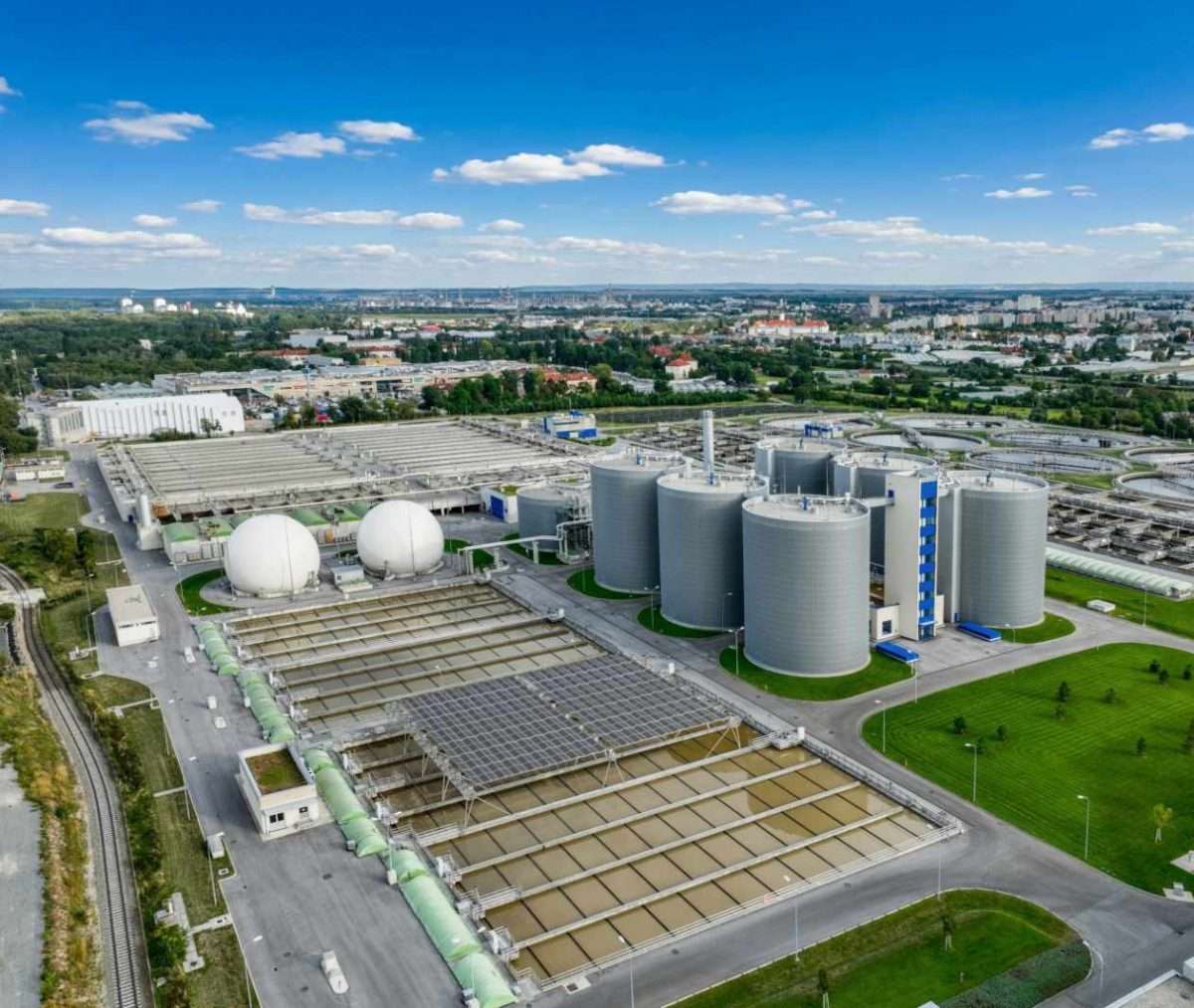 Inovativni solarni krov nad bečkim postrojenjem za pročišćavanje otpadnih voda vizualizacija sklopivog solarnog krova © piriproductions, montage michael alan brooks
