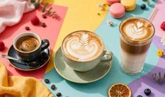 tamni espresso, cappuccino s latte artom i visoki latte macchiato na veselim bojama meta ai foto