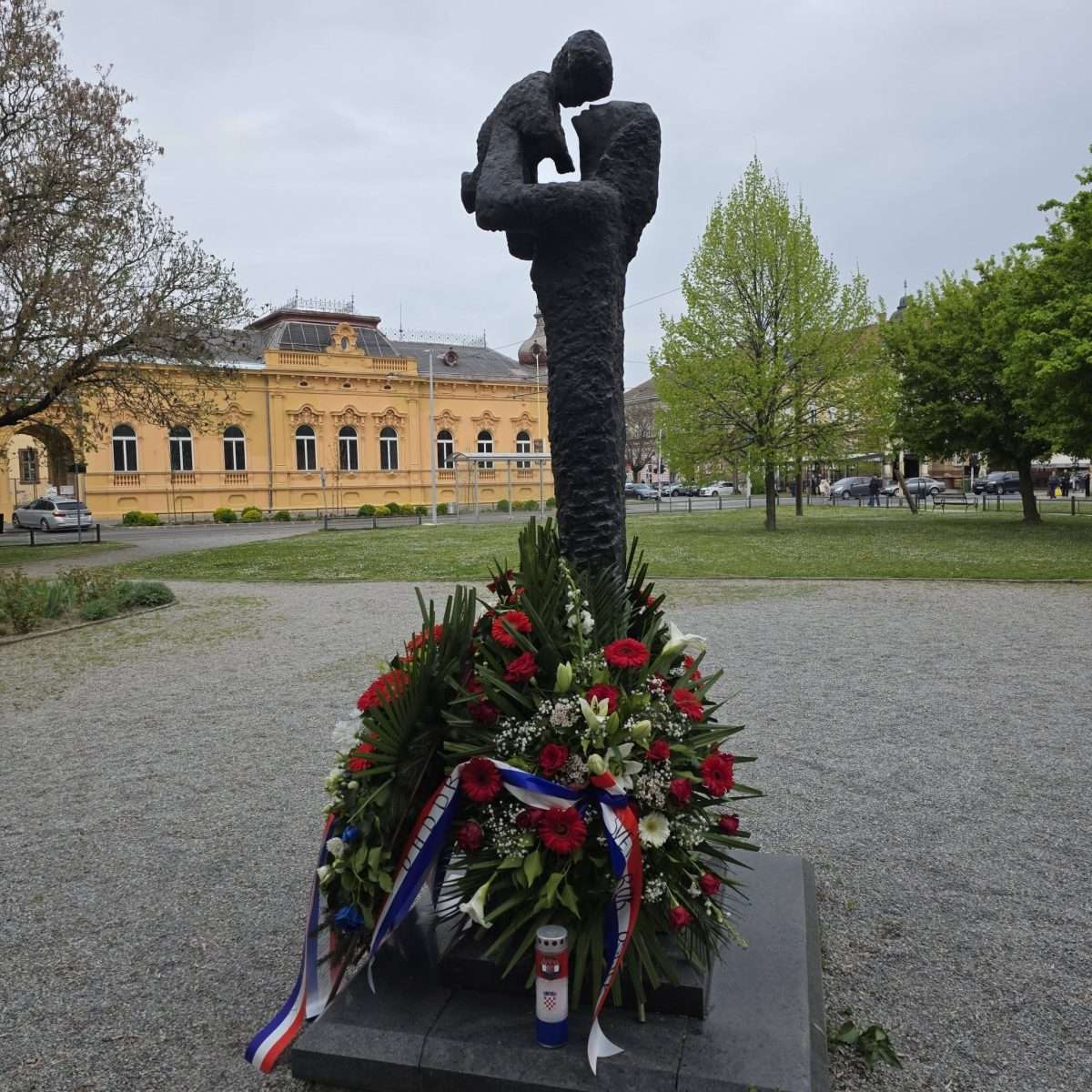 oscar nemon majka s djetetom, spomenik žrtvama fašizma, 1965. (2)
