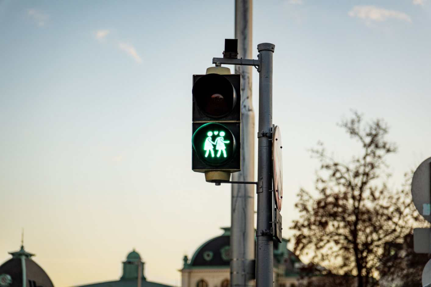 semafor s istospolnim parom u beču © jonas horsch pexeles