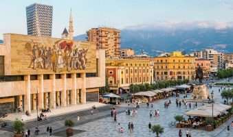 tirana, skenderbegov trg u svom punom sjaju meta ai foto
