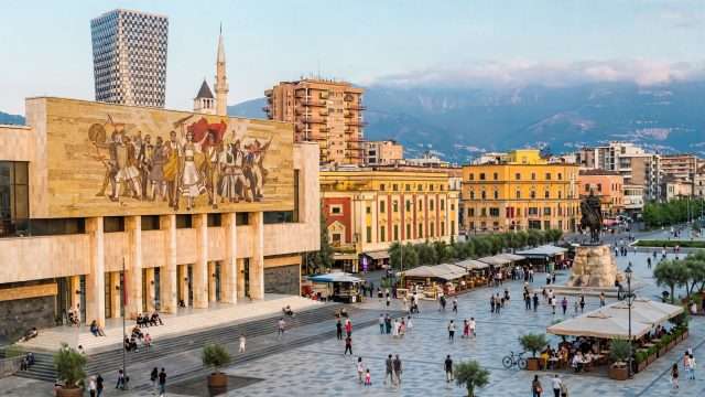 tirana, skenderbegov trg u svom punom sjaju meta ai foto