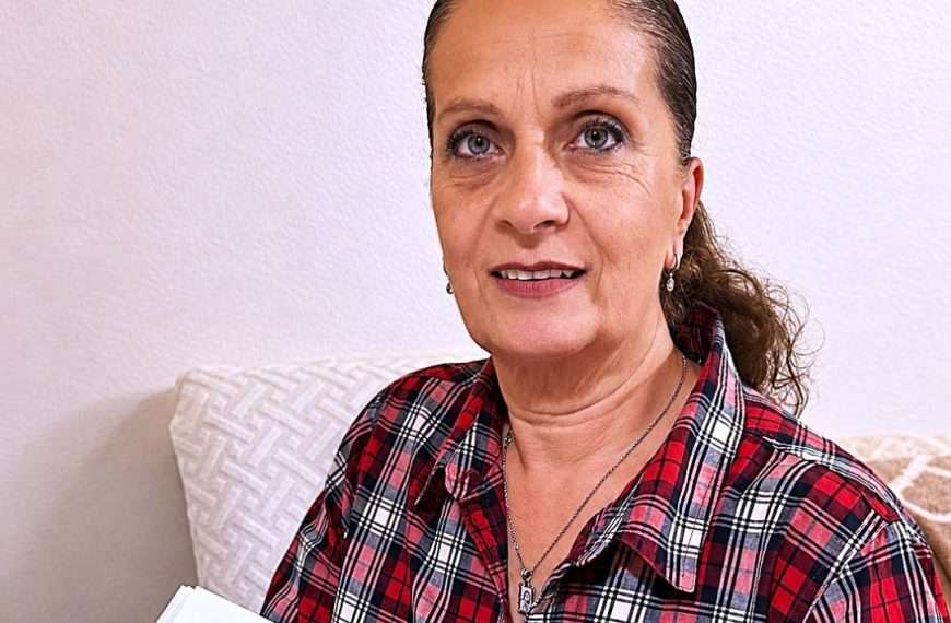 uz knjigu „crnogorka – žena koje više nema“, posvećenu sudbini i snazi crnogorske žene autorka sa knjigom.(1) – kopija