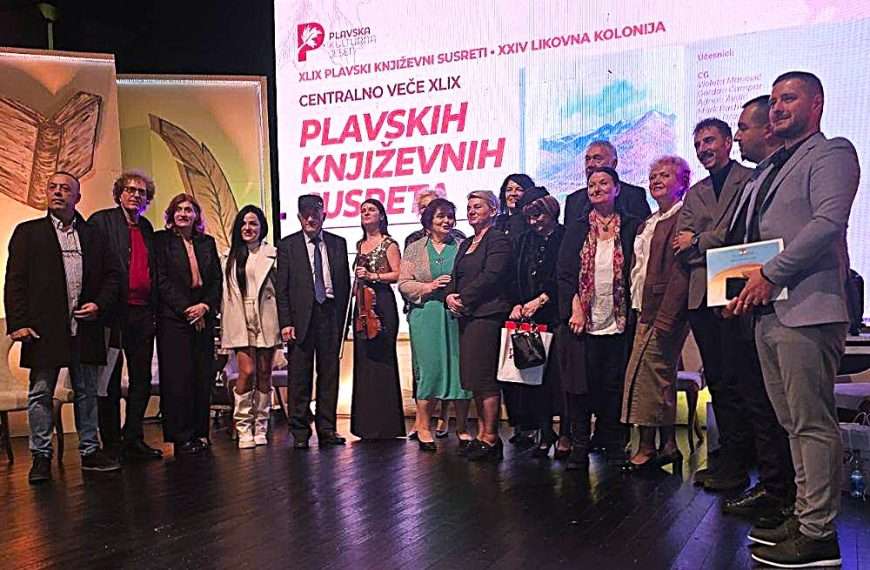zajednička fotografija učesnika centralne večeri 49. plavskih književnih susreta. plav, 10. oktobar 2026.