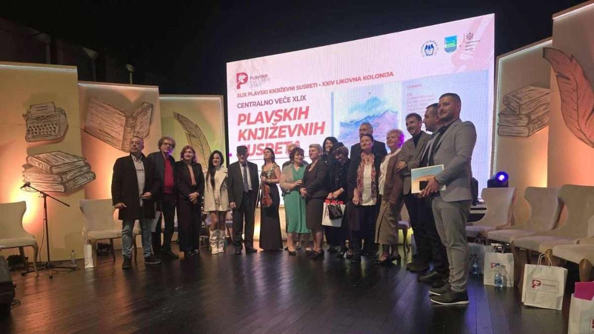 zajednička fotografija učesnika centralne večeri 49. plavskih književnih susreta. plav, 10. oktobar 2026.